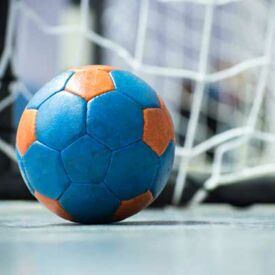 Blau oranger Handball vorm Netz
